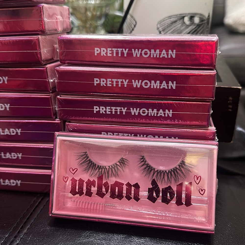 Pretty woman - dollhouse lash extensions